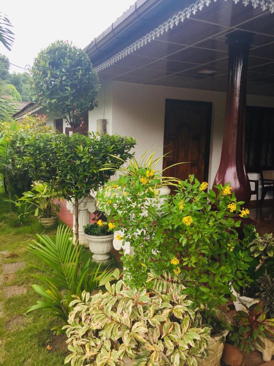 Malee Homestay Polonnaruwa Bagian luar foto